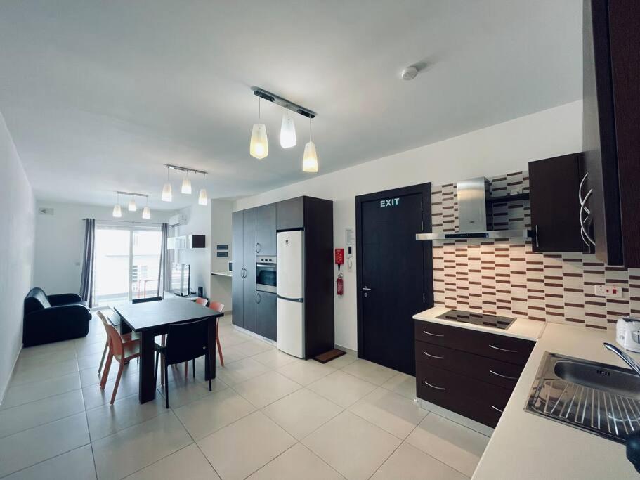 Stylish Modern Central Apartment 4 Paceville Saint Julian's エクステリア 写真